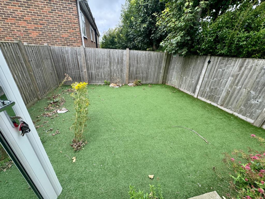 Lot: 59 - TWO-BEDROOM END-TERRACE HOUSE - Garden